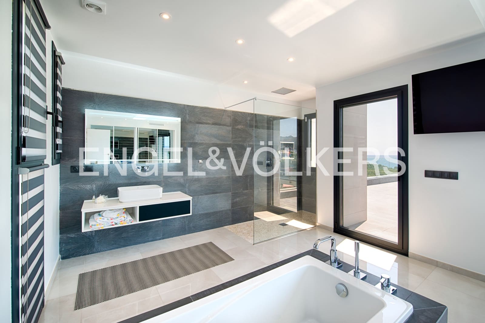 4 soveværelse Villa til salg i Llanca med swimmingpool garage - € 1.995.000 (Ref: 9946626)