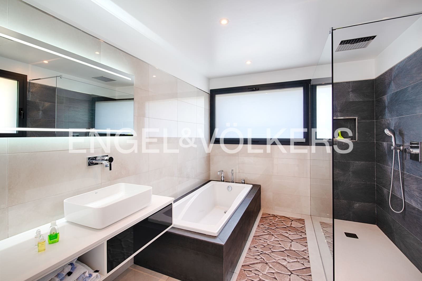 4 soveværelse Villa til salg i Llanca med swimmingpool garage - € 1.995.000 (Ref: 9946626)