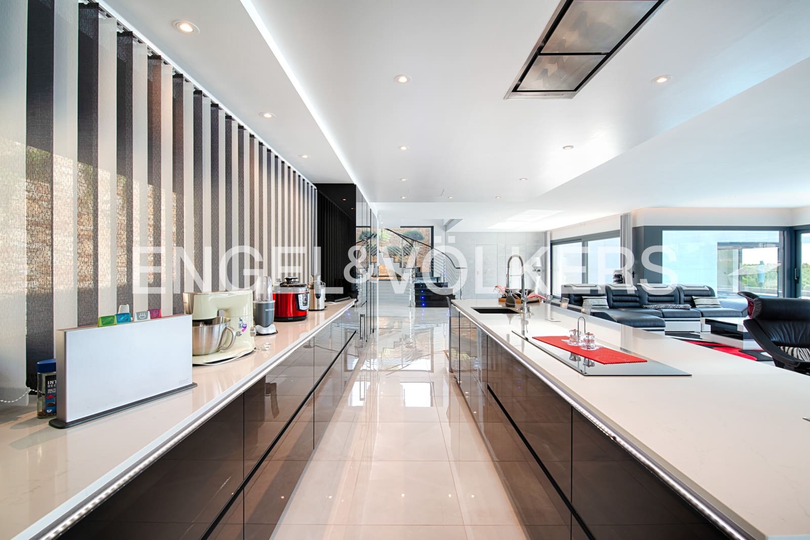 4 soveværelse Villa til salg i Llanca med swimmingpool garage - € 1.995.000 (Ref: 9946626)