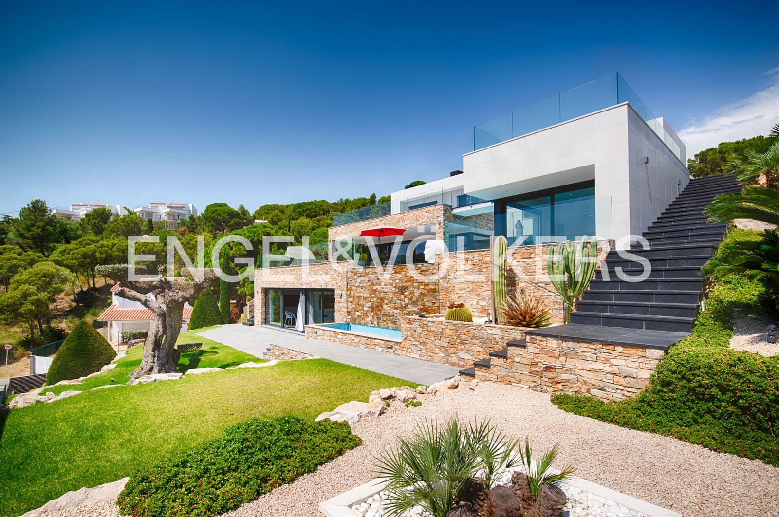 4 soveværelse Villa til salg i Llanca med swimmingpool garage - € 1.995.000 (Ref: 9946626)