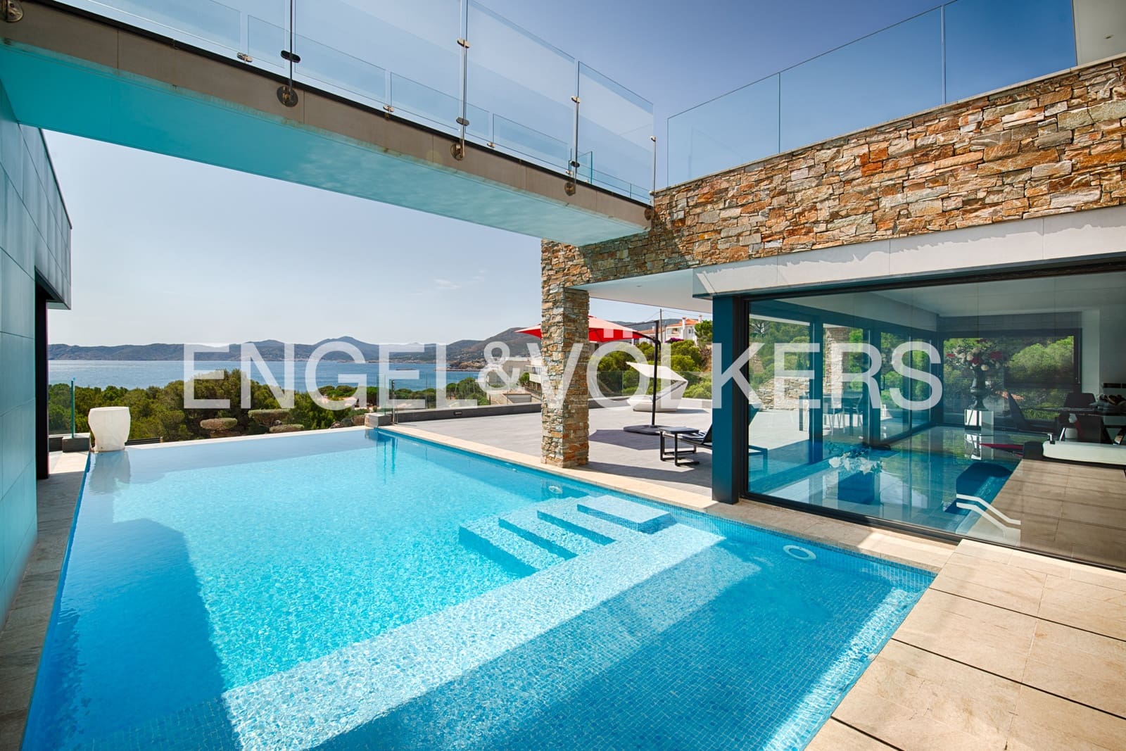 4 soveværelse Villa til salg i Llanca med swimmingpool garage - € 1.995.000 (Ref: 9946626)