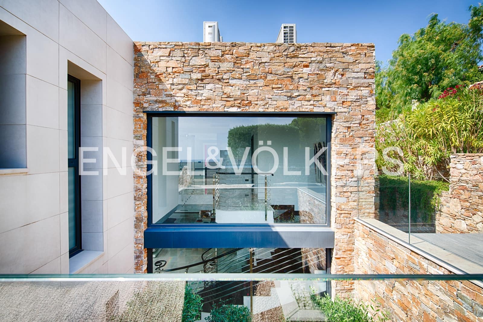 4 soveværelse Villa til salg i Llanca med swimmingpool garage - € 1.995.000 (Ref: 9946626)