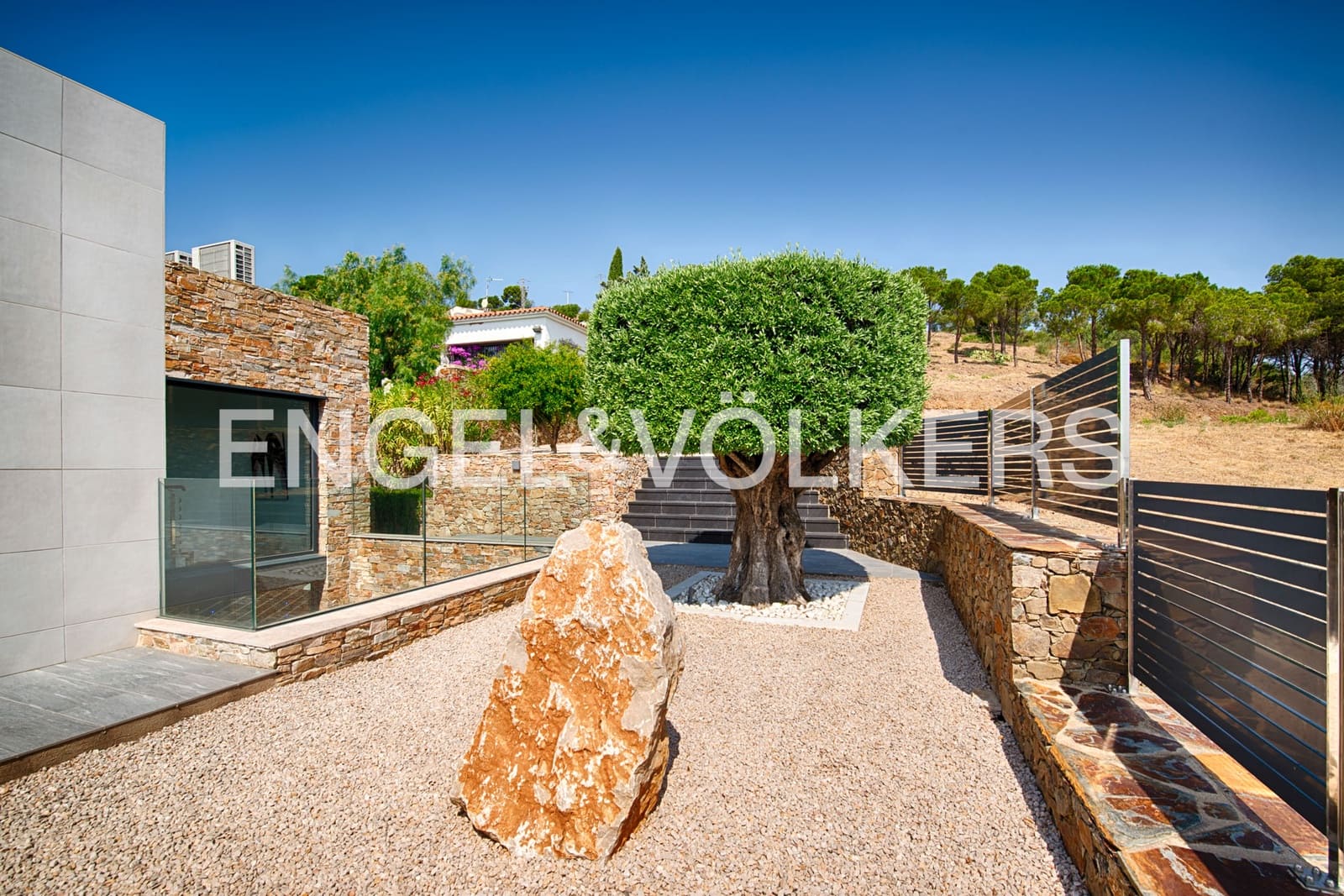 4 soveværelse Villa til salg i Llanca med swimmingpool garage - € 1.995.000 (Ref: 9946626)