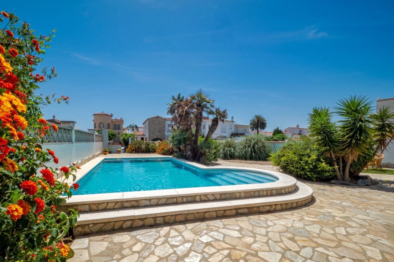2 bedroom Villa for sale in Empuriabrava with pool garage - € 849,000 (Ref: 9948585)