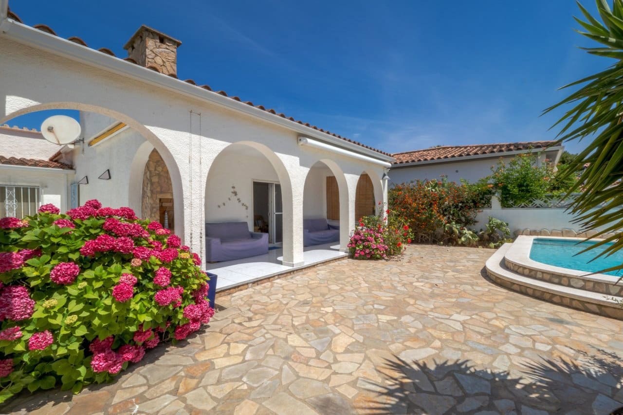 2 bedroom Villa for sale in Empuriabrava with pool garage - € 849,000 (Ref: 9948585)