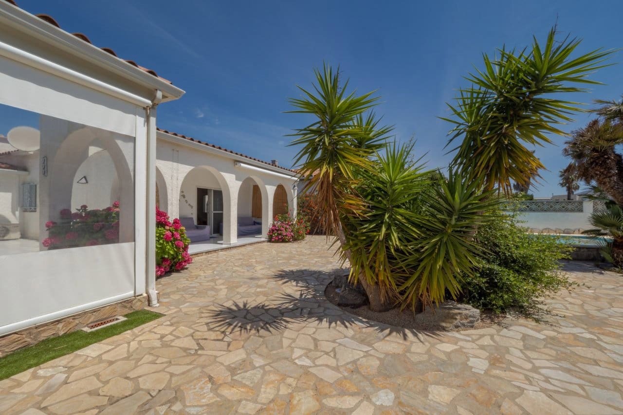 2 bedroom Villa for sale in Empuriabrava with pool garage - € 849,000 (Ref: 9948585)