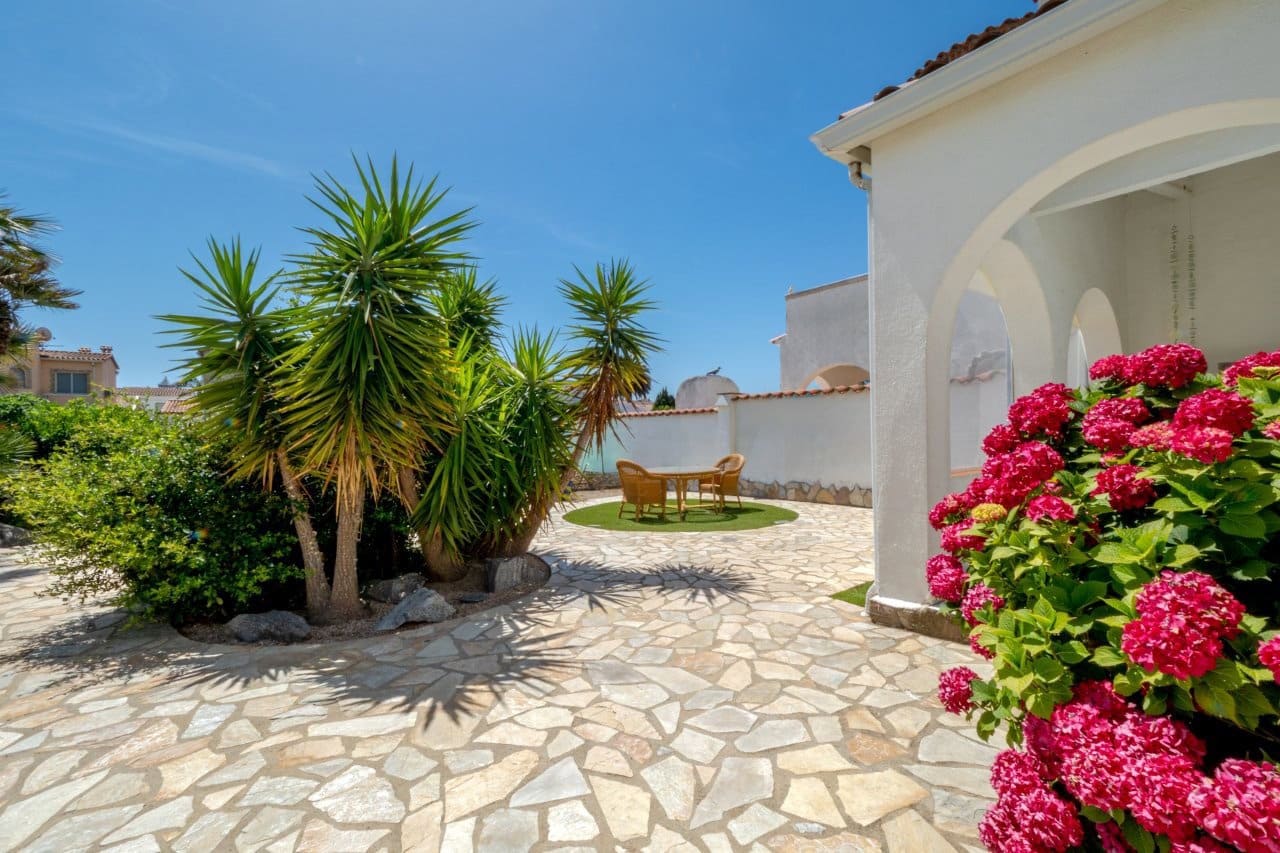 2 bedroom Villa for sale in Empuriabrava with pool garage - € 849,000 (Ref: 9948585)