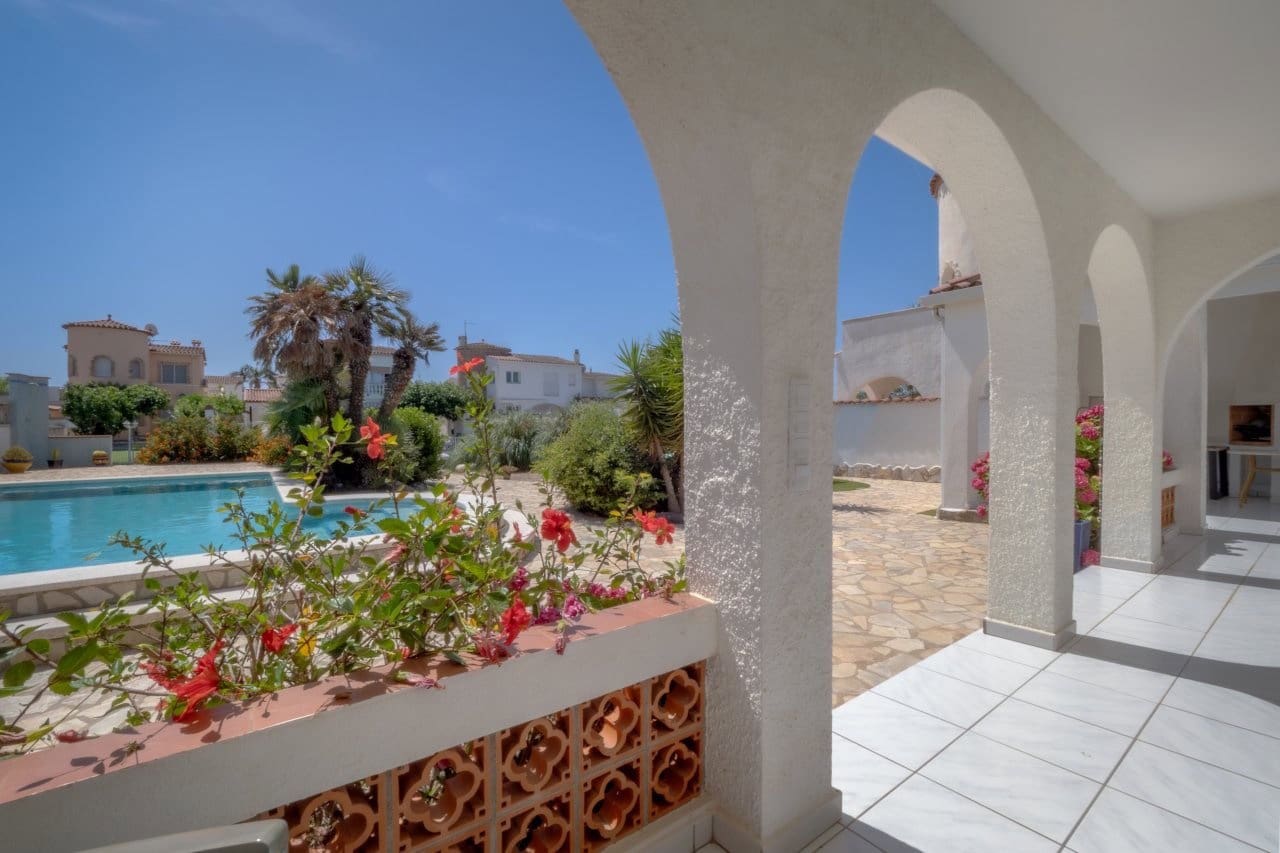 2 bedroom Villa for sale in Empuriabrava with pool garage - € 849,000 (Ref: 9948585)