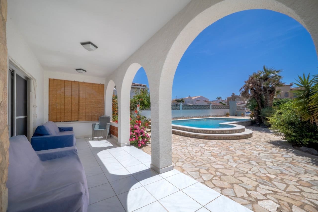 2 bedroom Villa for sale in Empuriabrava with pool garage - € 849,000 (Ref: 9948585)