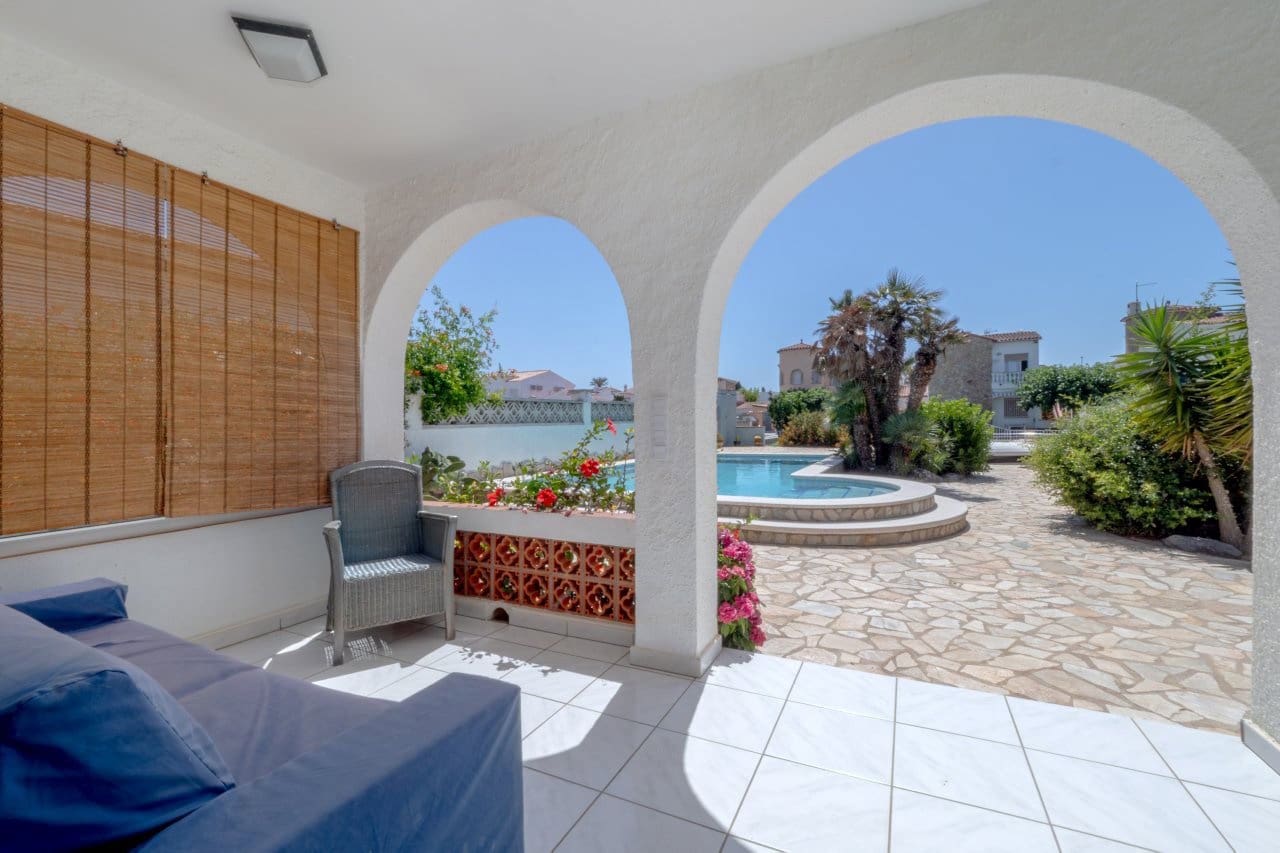 2 bedroom Villa for sale in Empuriabrava with pool garage - € 849,000 (Ref: 9948585)