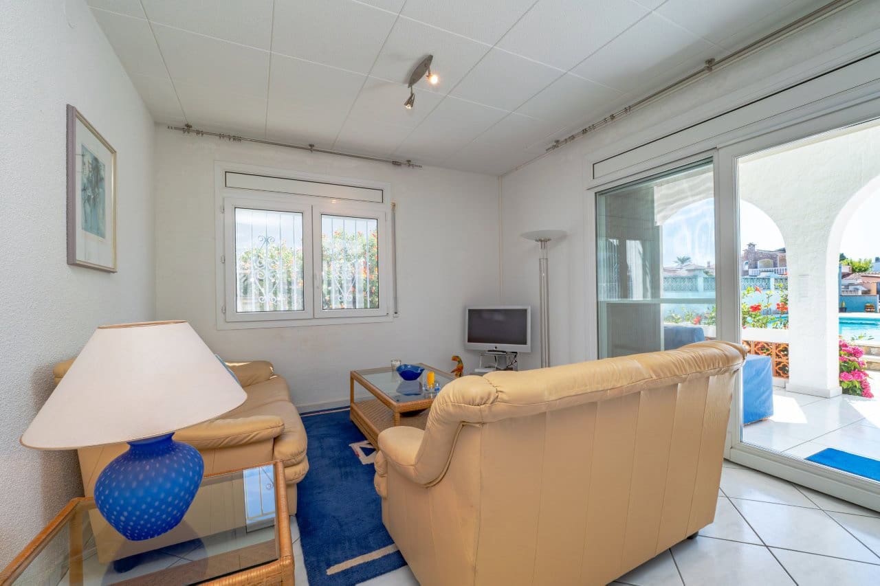 2 bedroom Villa for sale in Empuriabrava with pool garage - € 849,000 (Ref: 9948585)