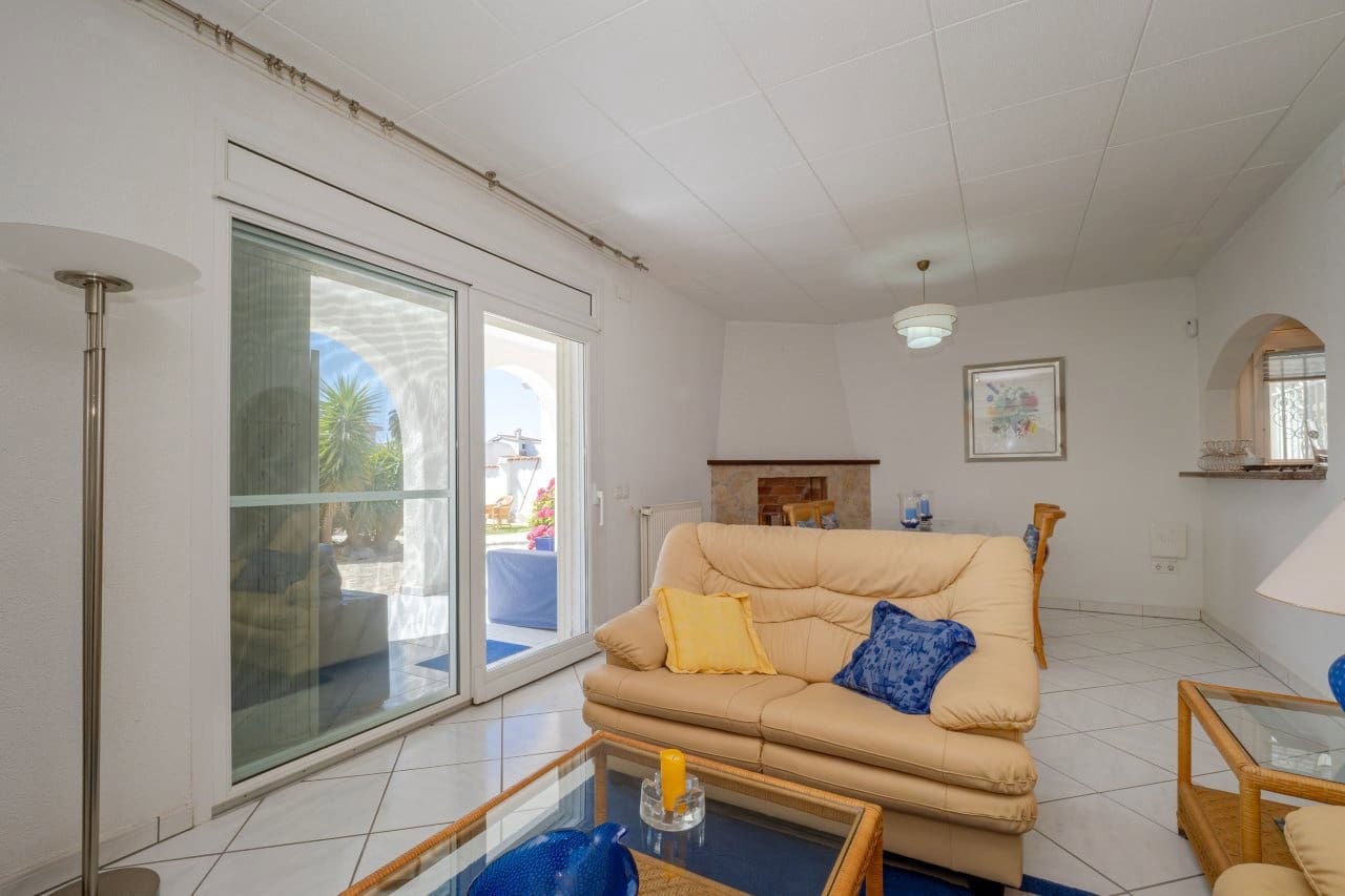 2 bedroom Villa for sale in Empuriabrava with pool garage - € 849,000 (Ref: 9948585)