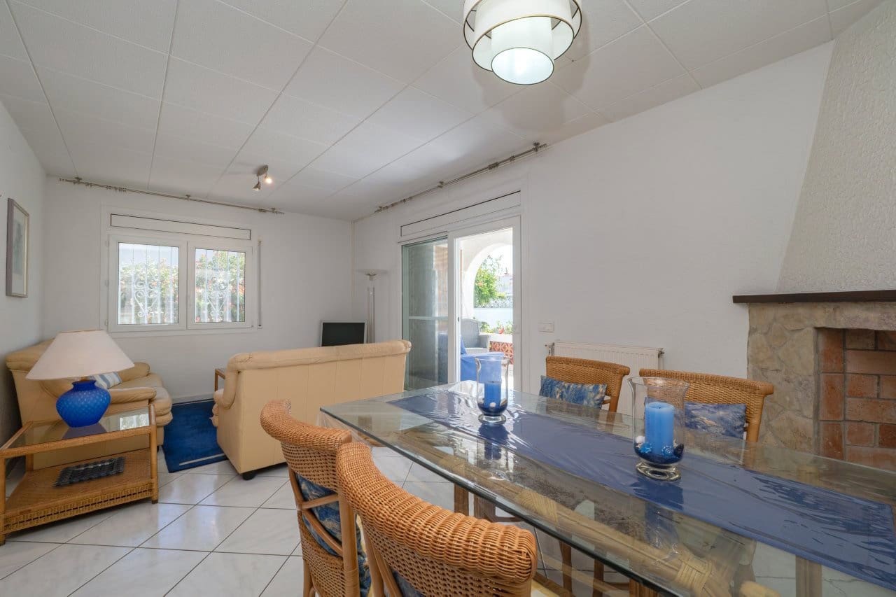 2 bedroom Villa for sale in Empuriabrava with pool garage - € 849,000 (Ref: 9948585)