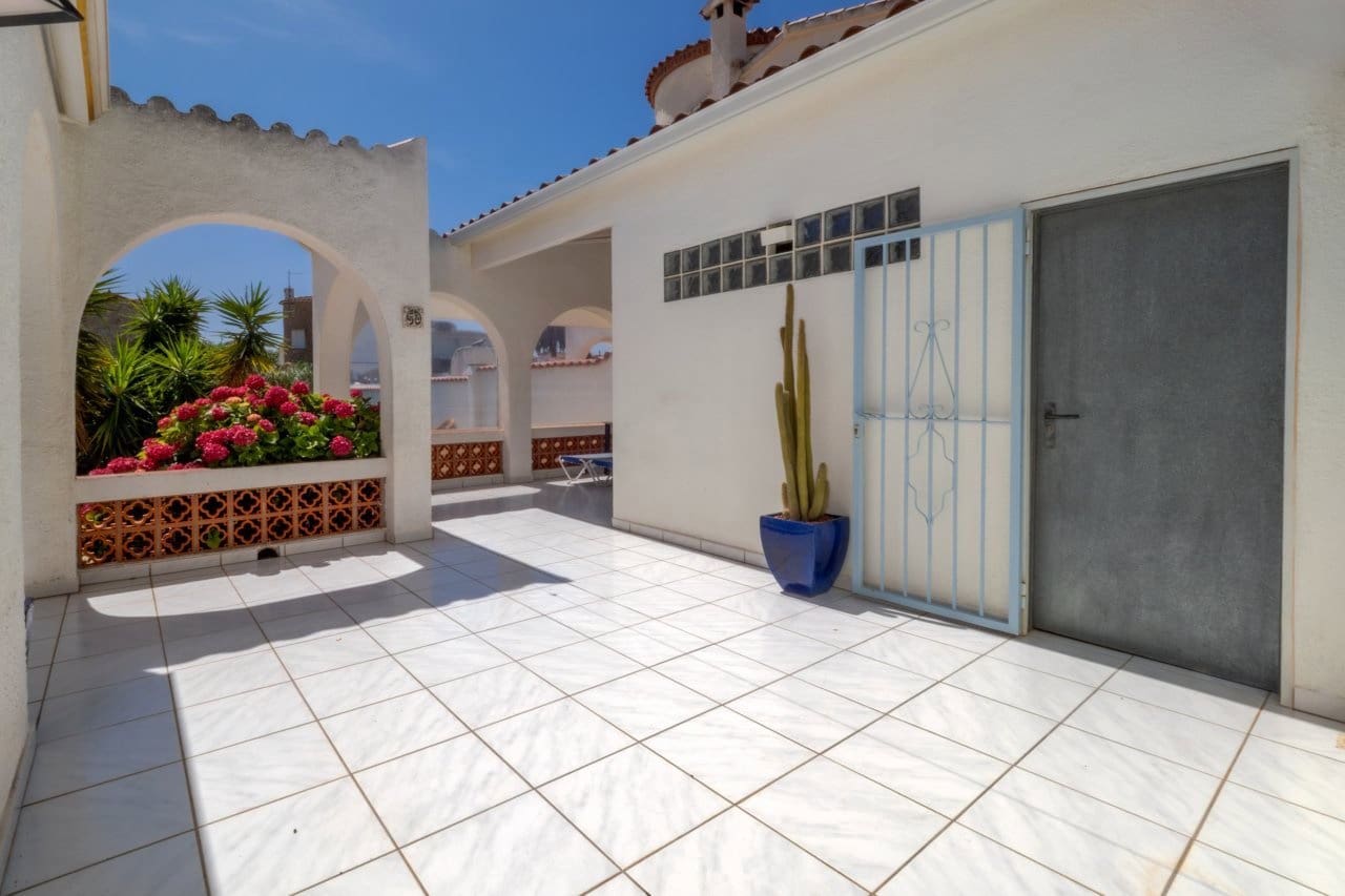 2 bedroom Villa for sale in Empuriabrava with pool garage - € 849,000 (Ref: 9948585)