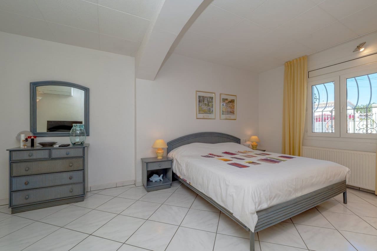 2 bedroom Villa for sale in Empuriabrava with pool garage - € 849,000 (Ref: 9948585)