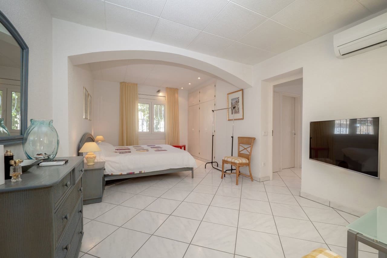 2 bedroom Villa for sale in Empuriabrava with pool garage - € 849,000 (Ref: 9948585)
