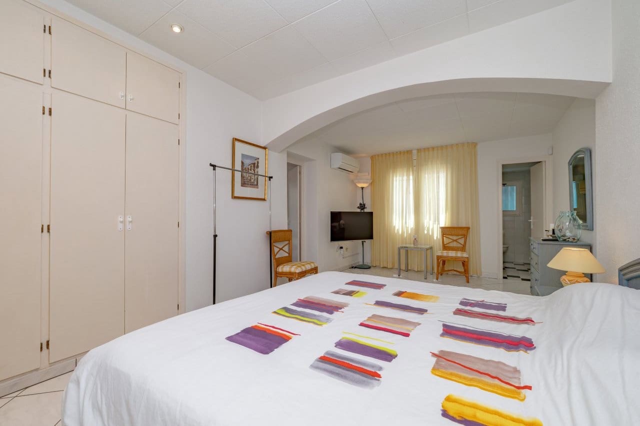 2 bedroom Villa for sale in Empuriabrava with pool garage - € 849,000 (Ref: 9948585)