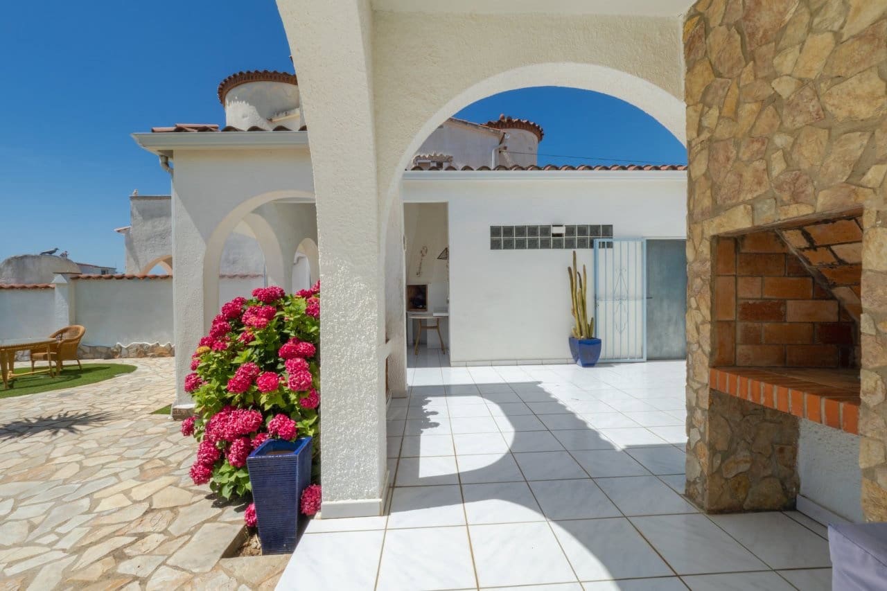 2 bedroom Villa for sale in Empuriabrava with pool garage - € 849,000 (Ref: 9948585)