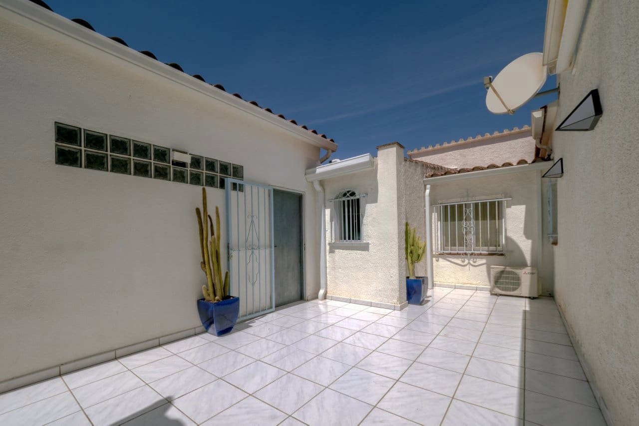 2 bedroom Villa for sale in Empuriabrava with pool garage - € 849,000 (Ref: 9948585)