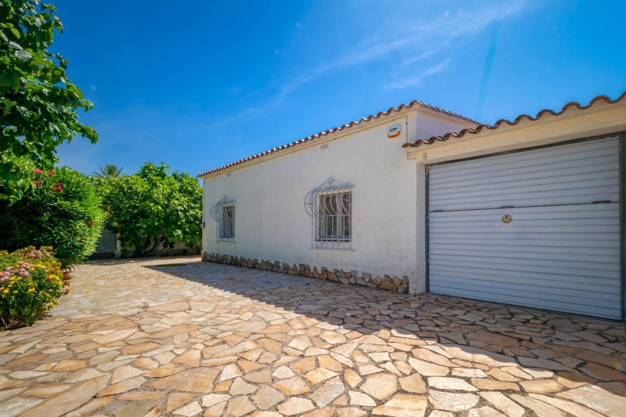 2 bedroom Villa for sale in Empuriabrava with pool garage - € 849,000 (Ref: 9948585)