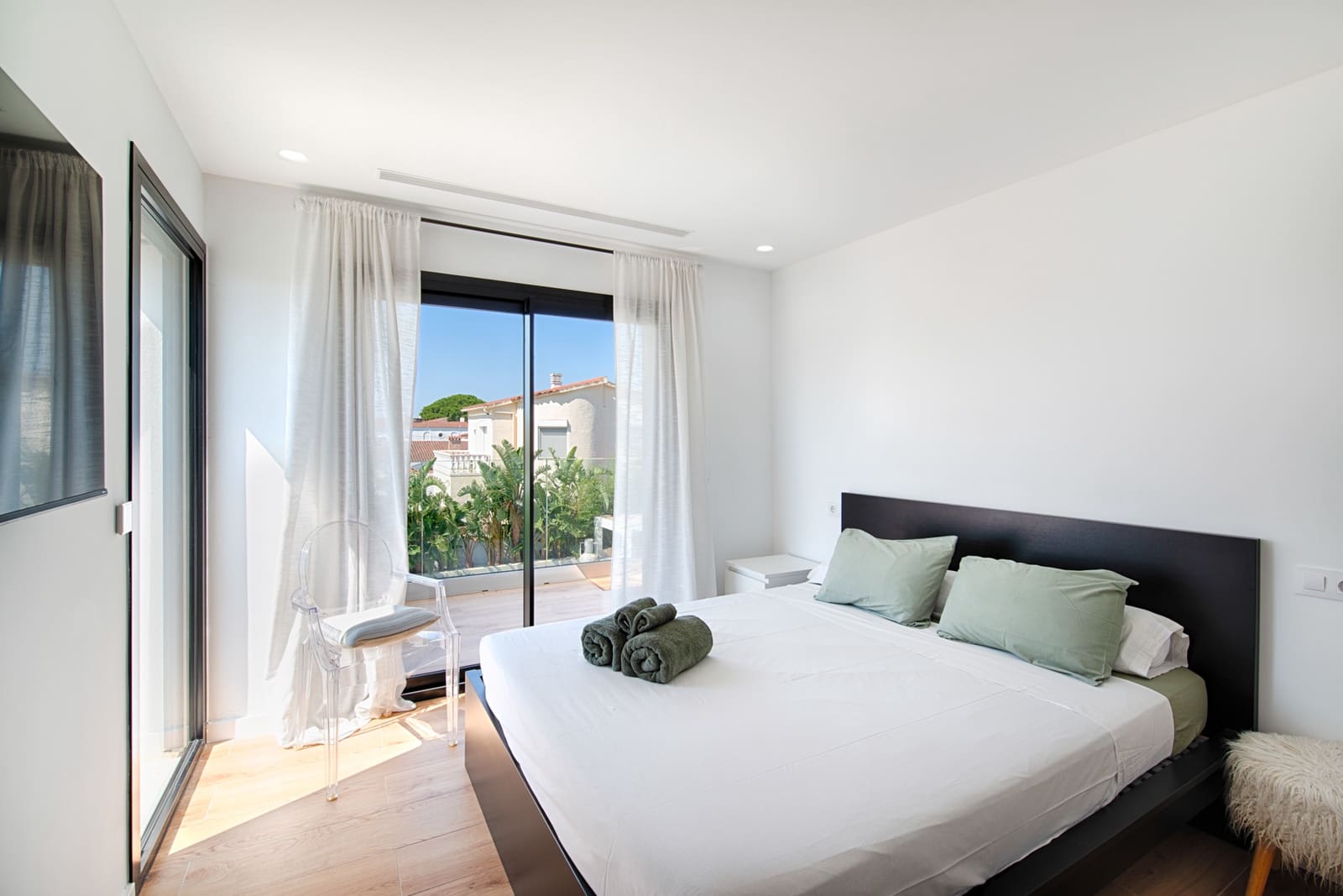 6 bedroom Villa for sale in Empuriabrava with pool garage - € 1,890,000 (Ref: 9956631)