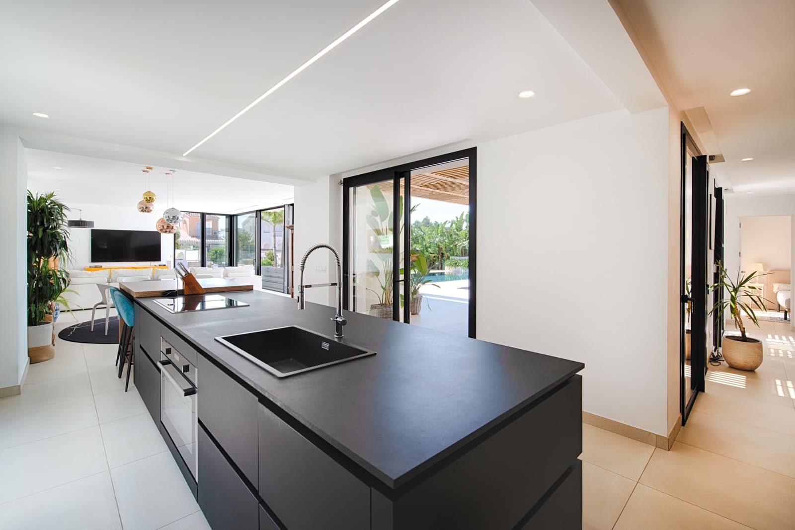 6 bedroom Villa for sale in Empuriabrava with pool garage - € 1,890,000 (Ref: 9956631)