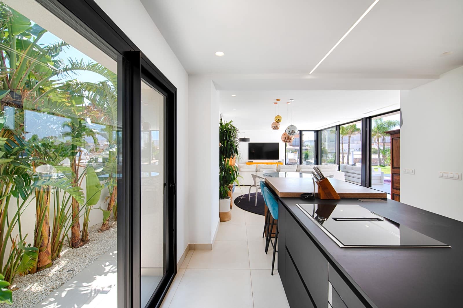 6 bedroom Villa for sale in Empuriabrava with pool garage - € 1,890,000 (Ref: 9956631)