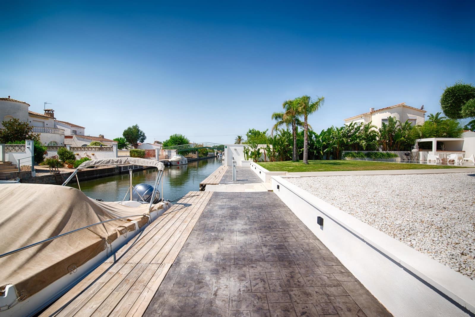 6 bedroom Villa for sale in Empuriabrava with pool garage - € 1,890,000 (Ref: 9956631)