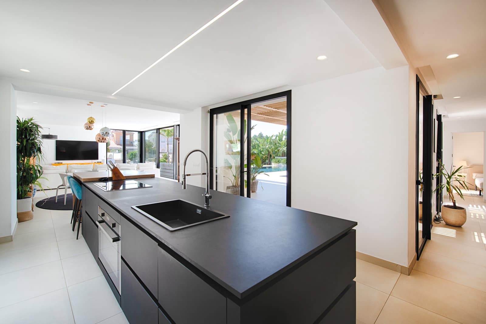 6 bedroom Villa for sale in Empuriabrava with pool garage - € 1,890,000 (Ref: 9956631)