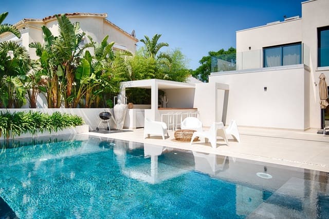 6 sypialnia Willa na sprzedaż w Empuriabrava, Castelló d'Empúries z basenem garażem - 1 890 000 € (Ref: 9956631)