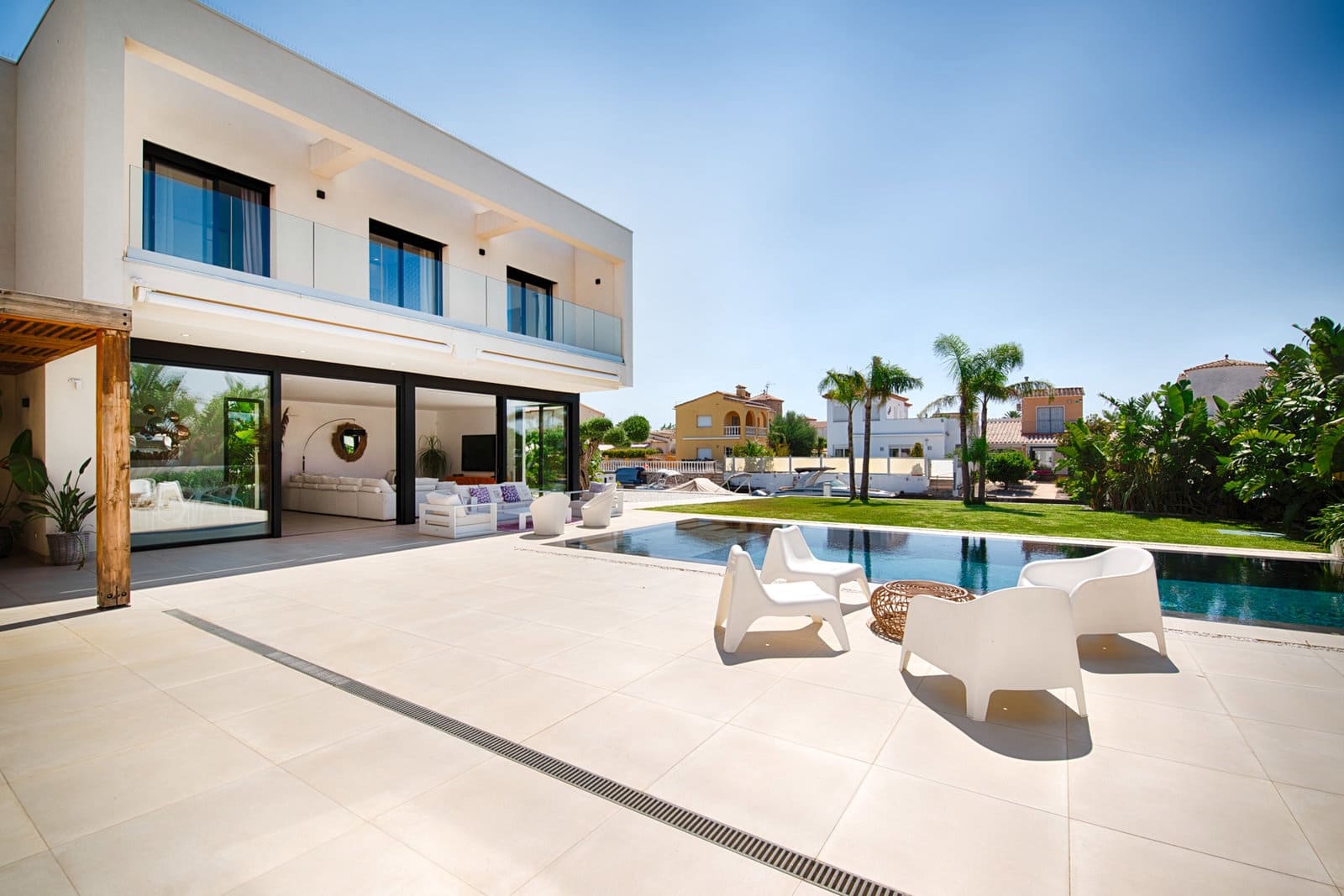 6 bedroom Villa for sale in Empuriabrava with pool garage - € 1,890,000 (Ref: 9956631)