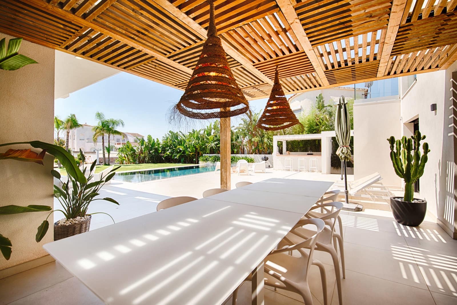 6 bedroom Villa for sale in Empuriabrava with pool garage - € 1,890,000 (Ref: 9956631)