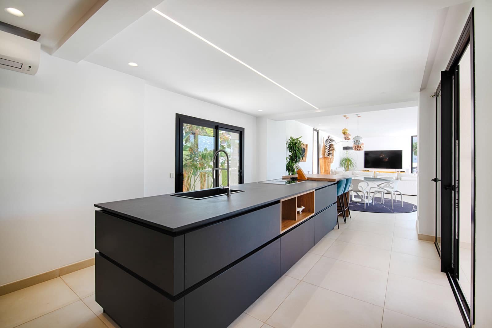6 bedroom Villa for sale in Empuriabrava with pool garage - € 1,890,000 (Ref: 9956631)