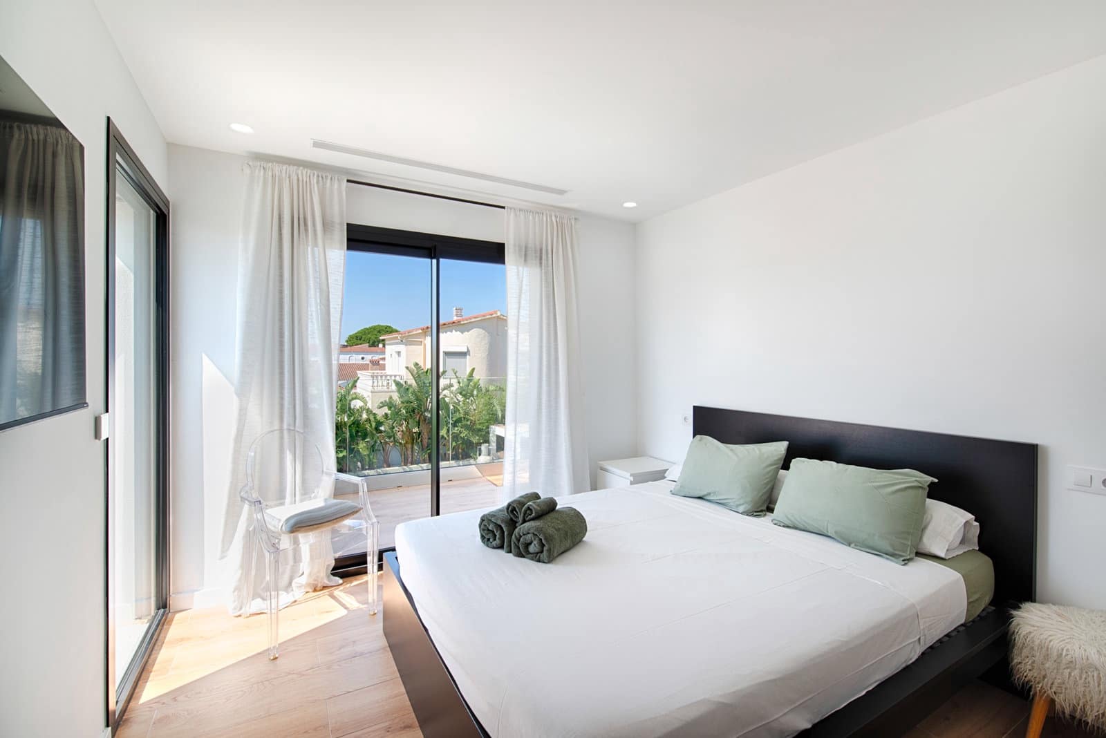 6 bedroom Villa for sale in Empuriabrava with pool garage - € 1,890,000 (Ref: 9956631)