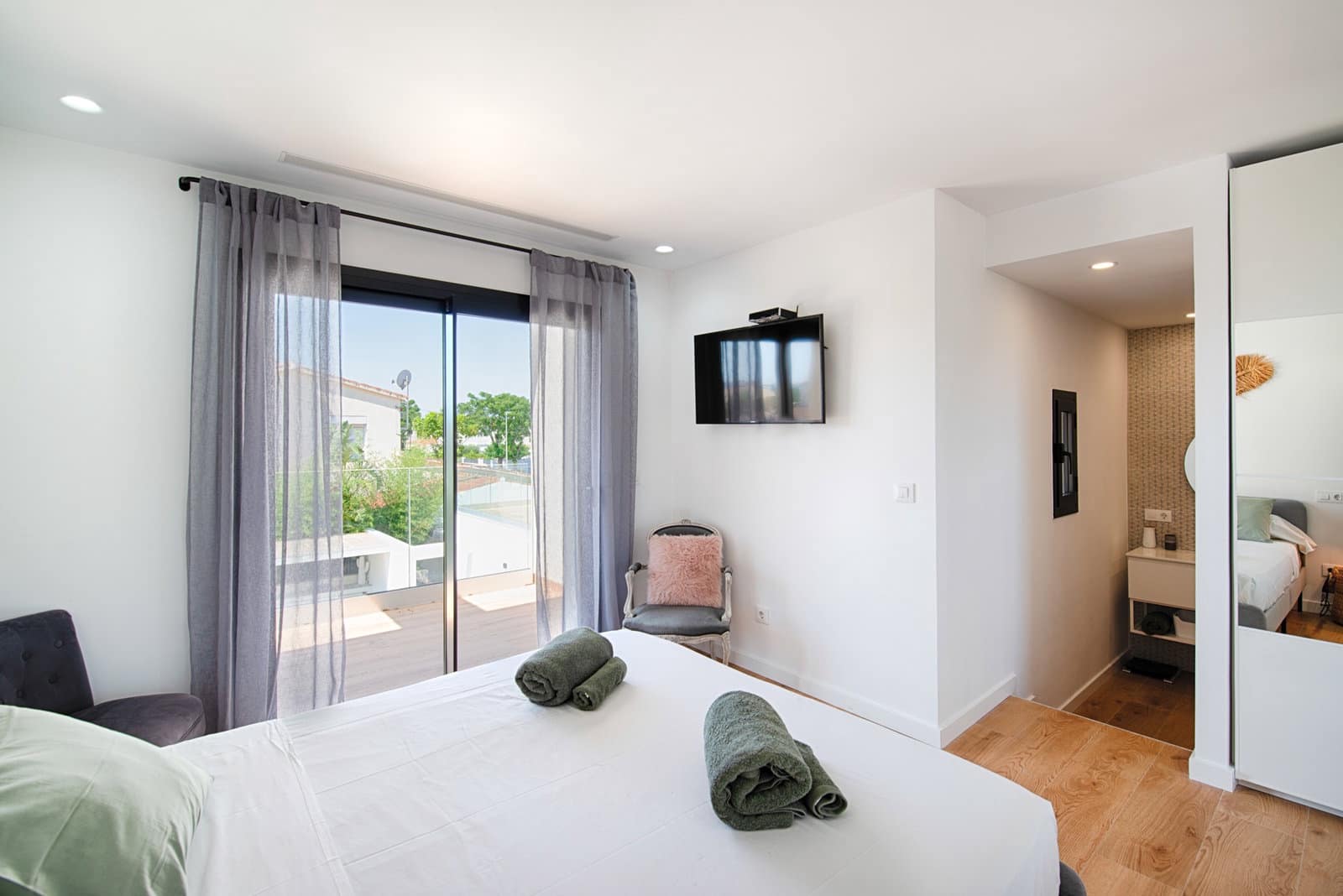 6 bedroom Villa for sale in Empuriabrava with pool garage - € 1,890,000 (Ref: 9956631)
