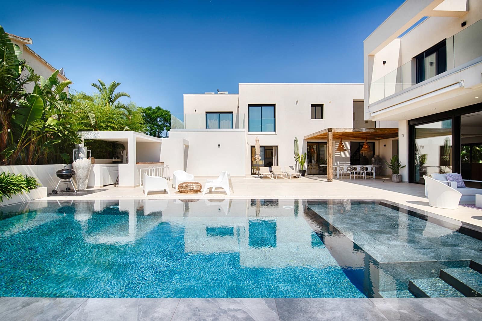 6 bedroom Villa for sale in Empuriabrava with pool garage - € 1,890,000 (Ref: 9956631)