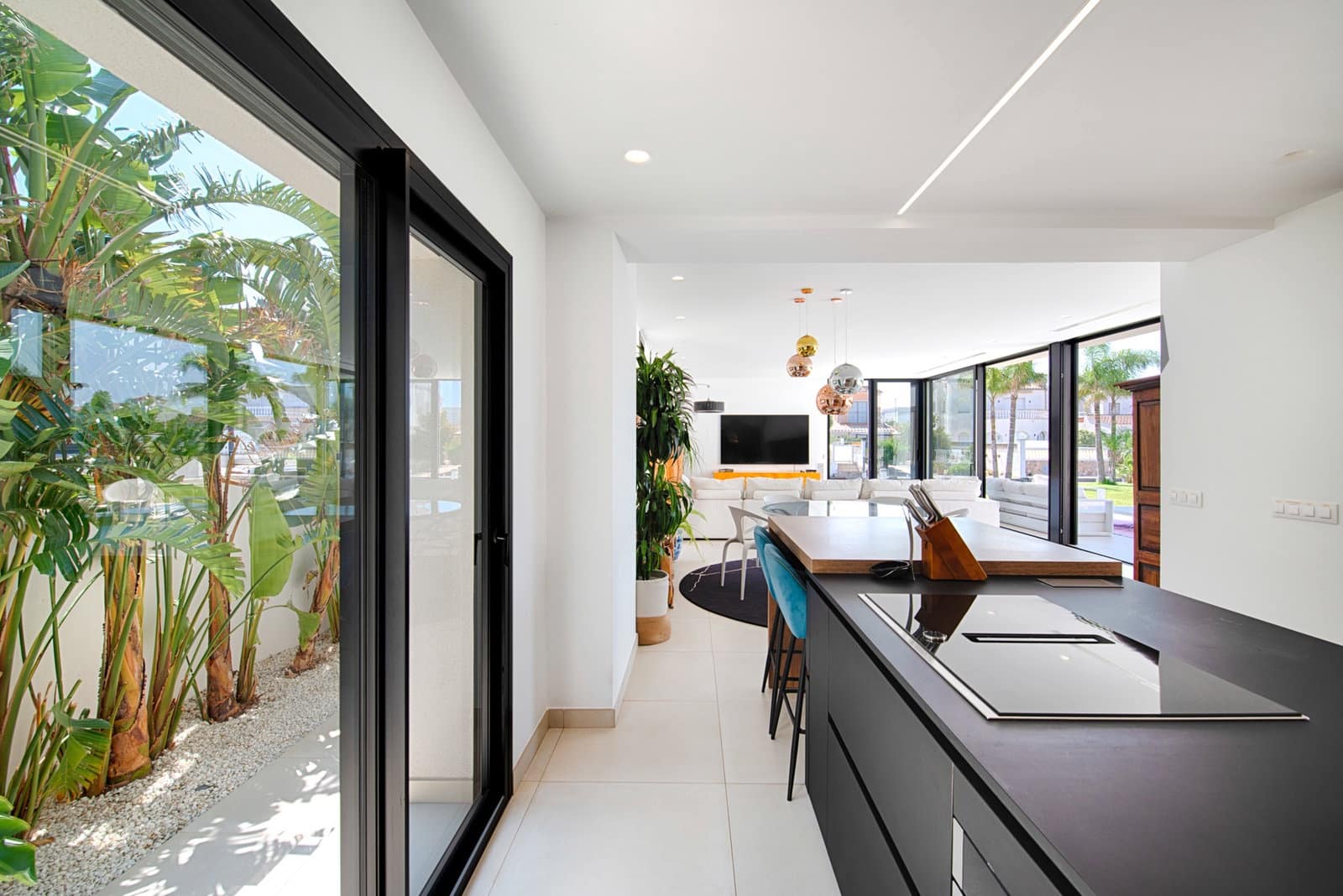 6 bedroom Villa for sale in Empuriabrava with pool garage - € 1,890,000 (Ref: 9956631)