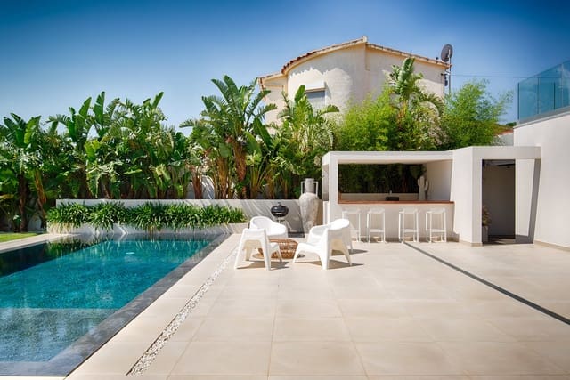6 sypialnia Willa na sprzedaż w Empuriabrava, Castelló d'Empúries z basenem garażem - 1 890 000 € (Ref: 9956631)