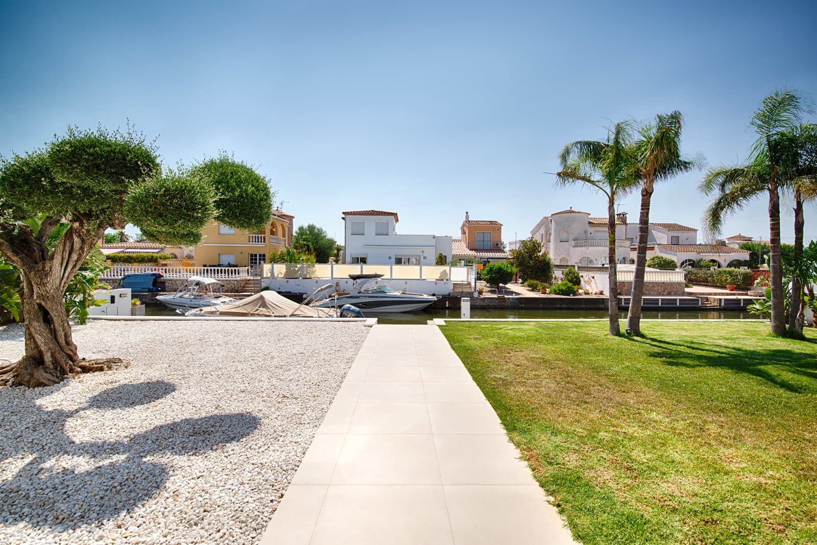 6 bedroom Villa for sale in Empuriabrava with pool garage - € 1,890,000 (Ref: 9956631)