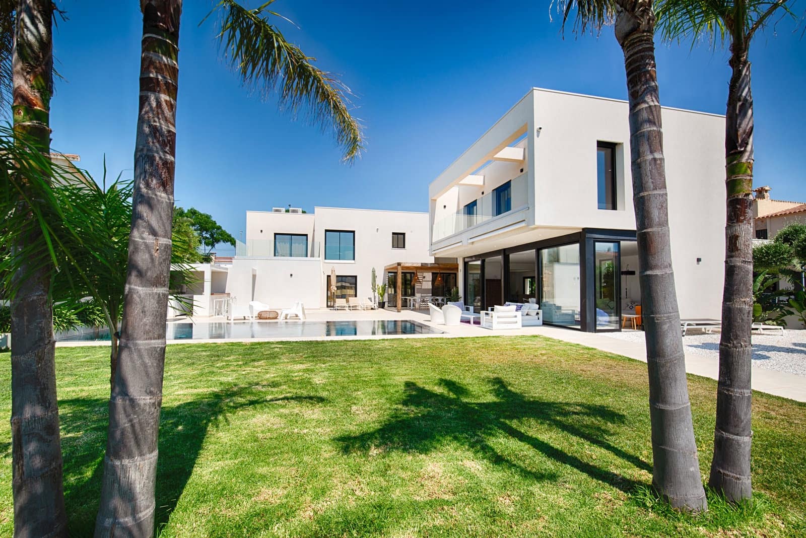 6 bedroom Villa for sale in Empuriabrava with pool garage - € 1,890,000 (Ref: 9956631)