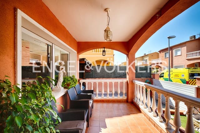 4 slaapkamer Rijtjeshuis te koop in Vilafant met garage - € 335.000 (Ref: 9965711)