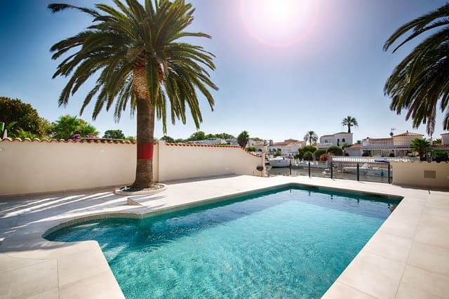 3 soverom Villa til salgs i Empuriabrava, Castelló d'Empúries med svømmebasseng garasje - € 1 295 000 (Ref: 9972299)