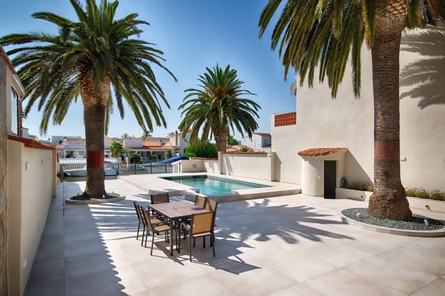 3 soverom Villa til salgs i Empuriabrava, Castelló d'Empúries med svømmebasseng garasje - € 1 295 000 (Ref: 9972299)