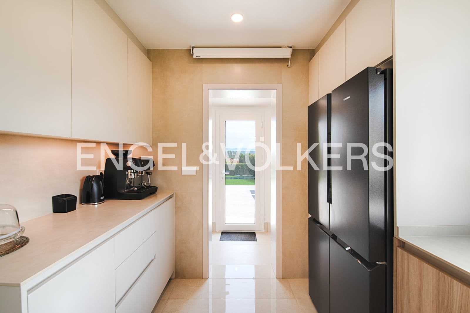 Chalet de 2 habitaciones en Navata en venta con piscina garaje - 740.000 € (Ref: 9974005)