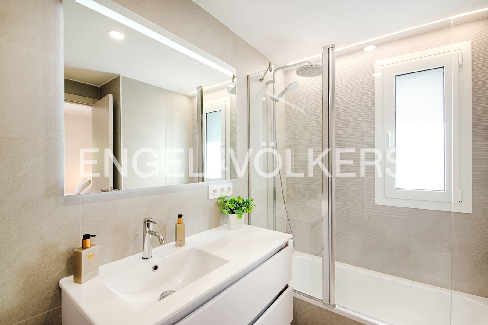 Chalet de 2 habitaciones en Navata en venta con piscina garaje - 740.000 € (Ref: 9974005)