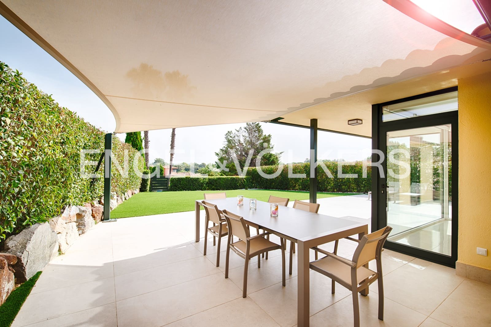 Chalet de 2 habitaciones en Navata en venta con piscina garaje - 740.000 € (Ref: 9974005)