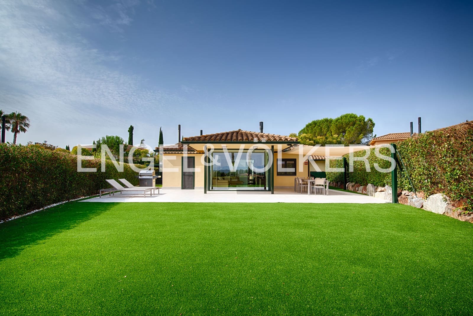 Chalet de 2 habitaciones en Navata en venta con piscina garaje - 740.000 € (Ref: 9974005)