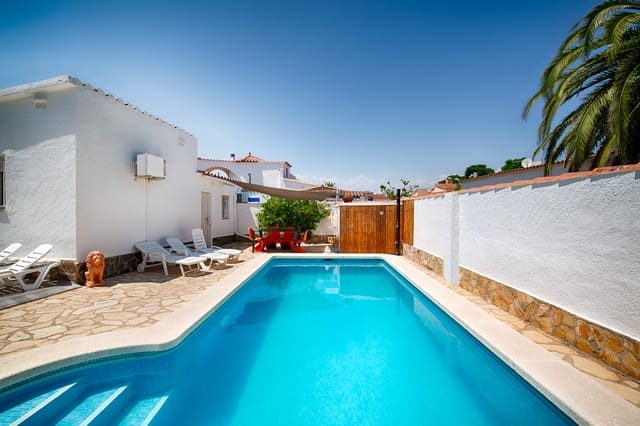 Adosado de 4 habitaciones en Empuriabrava, Castelló d'Empúries en venta con piscina garaje - 550.000 € (Ref: 9985332)