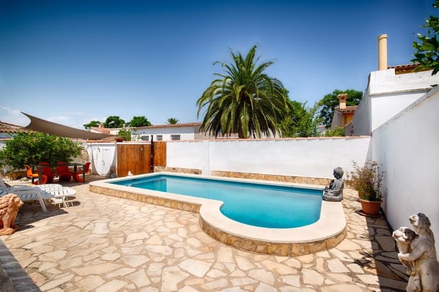 Adosado de 4 habitaciones en Empuriabrava, Castelló d'Empúries en venta con piscina garaje - 550.000 € (Ref: 9985332)