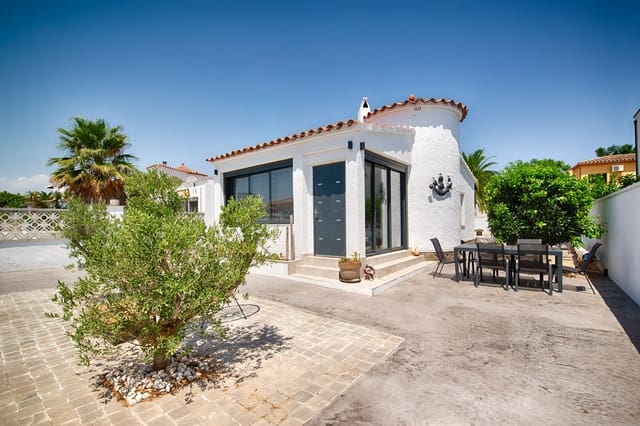 Adosado de 4 habitaciones en Empuriabrava, Castelló d'Empúries en venta con piscina garaje - 550.000 € (Ref: 9985332)